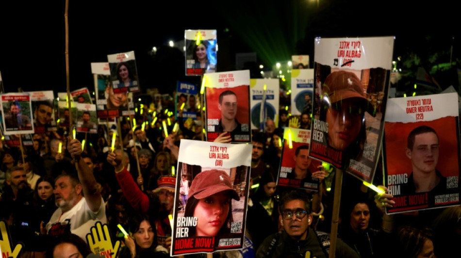 "Liberen a los rehenes", exigen miles de israel&iacute;es en una protesta ante el Parlamento, en Jerusal&eacute;n
