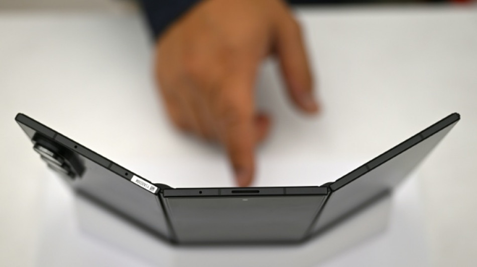 Samsung lan&ccedil;a primeiro smartphone dobr&aacute;vel triplo