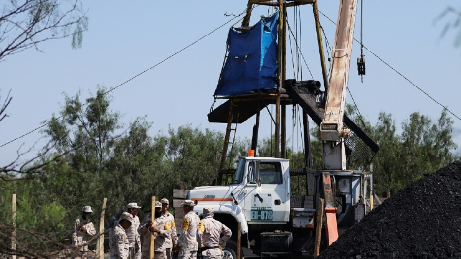 Familiares de mineros atrapados en M&eacute;xico conservan la fe en verlos vivos 