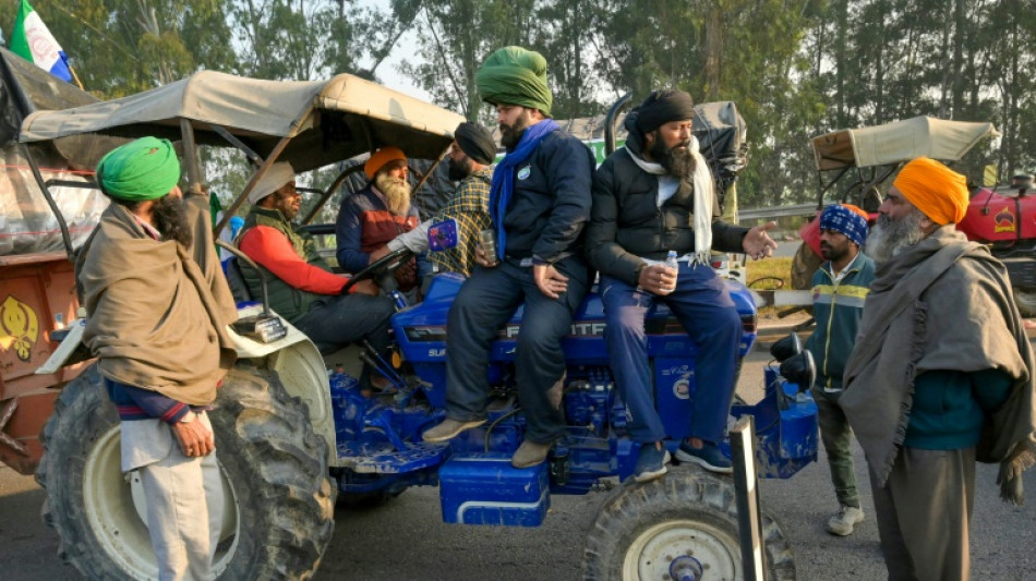 "On est l&agrave; pour longtemps": en Inde, des agriculteurs s'installent pour manifester 