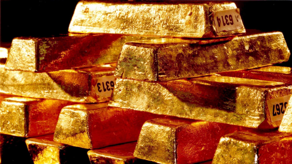 Oro in rialzo dopo la riapertura di Hormuz, spot a 4.864 dollari