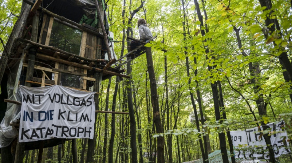 Polizei setzt Einsatz in Fechenheimer Wald in Frankfurt am Main fort