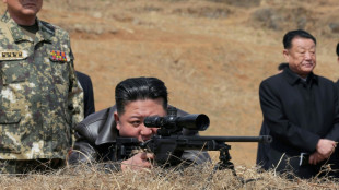Líder da Coreia do Norte dispara rifle de precisão em visita a soldados