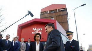 En visite &agrave; Clichy-sous-Bois, Macron d&eacute;fend le "symbole" Dati