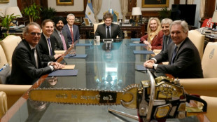 Milei viaja aos EUA para possível encontro com Trump enquanto negocia com FMI