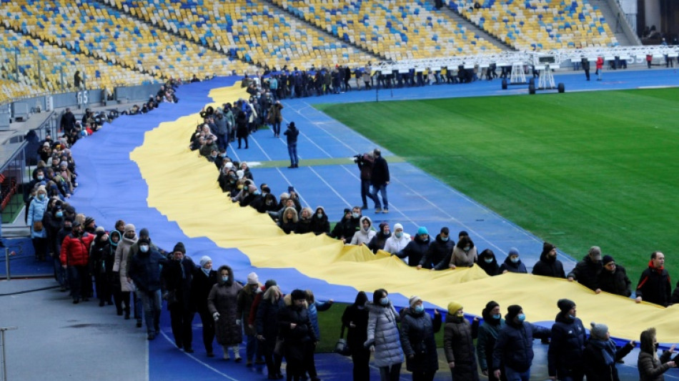 L'Ukraine c&eacute;l&egrave;bre une "Journ&eacute;e de l'unit&eacute;", espoir prudent de sortie de crise