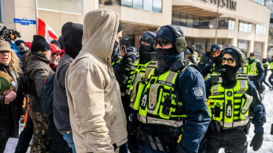 "Vous devez partir": &agrave; Ottawa, l'avanc&eacute;e &agrave; petits pas de la police face aux manifestants