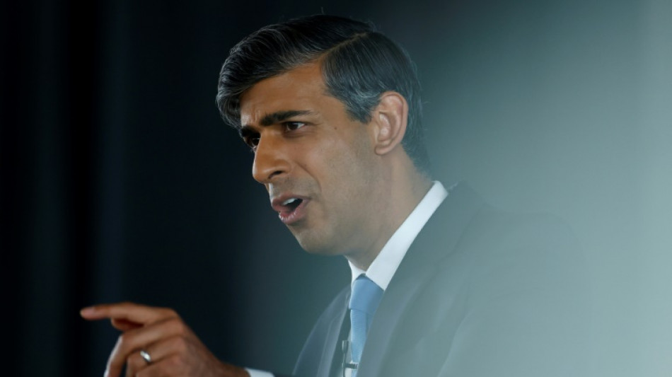 El primer ministro conservador brit&aacute;nico promete una bajada de impuestos en su programa electoral