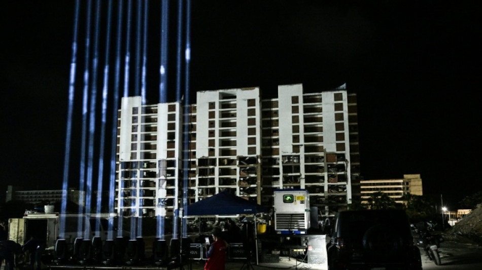 Un haz de luz en honor a los muertos por los terremotos que hace 100 d&iacute;as devastaron Venezuela