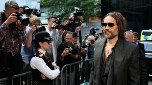 Humorista britânico Russell Brand se declara inocente de estupros e agressões sexuais