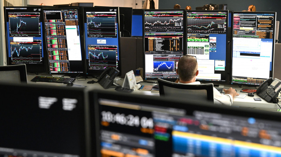 Borsa: Milano sale con le banche, bene Stm