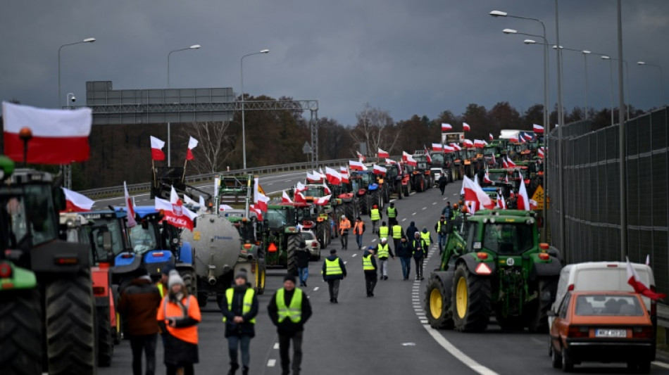 Les agriculteurs polonais d&eacute;versent des c&eacute;r&eacute;ales ukrainiennes, Kiev en col&egrave;re