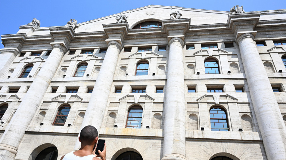 Borsa: Milano cauta, bene Stellantis e Stm, gi&ugrave; Juve e Tim