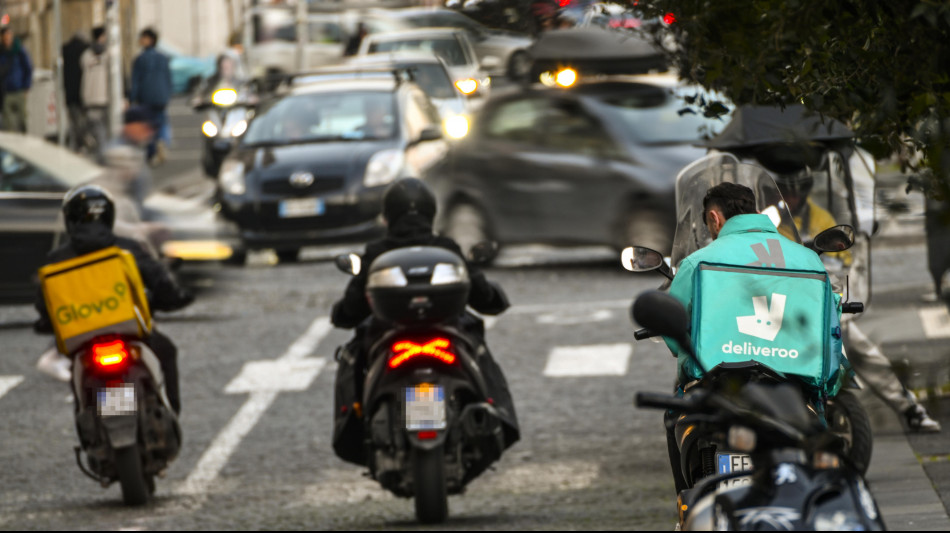 Cgil, i rider in piazza 'turni fino a 10 ore al giorno, 2-4 euro a consegna'