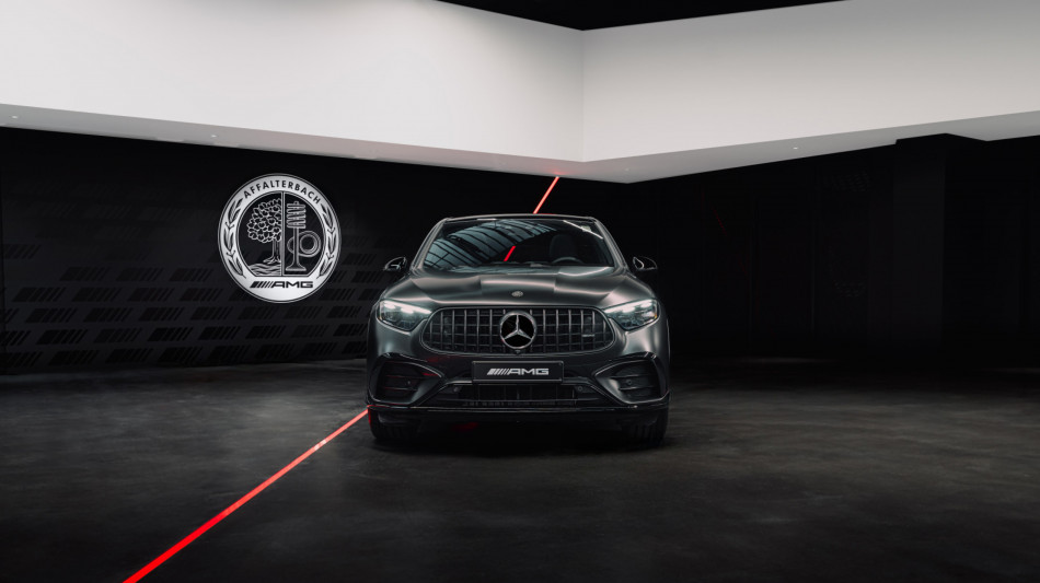 Mercedes, utili quasi dimezzati nel 2025 a 5,3 miliardi