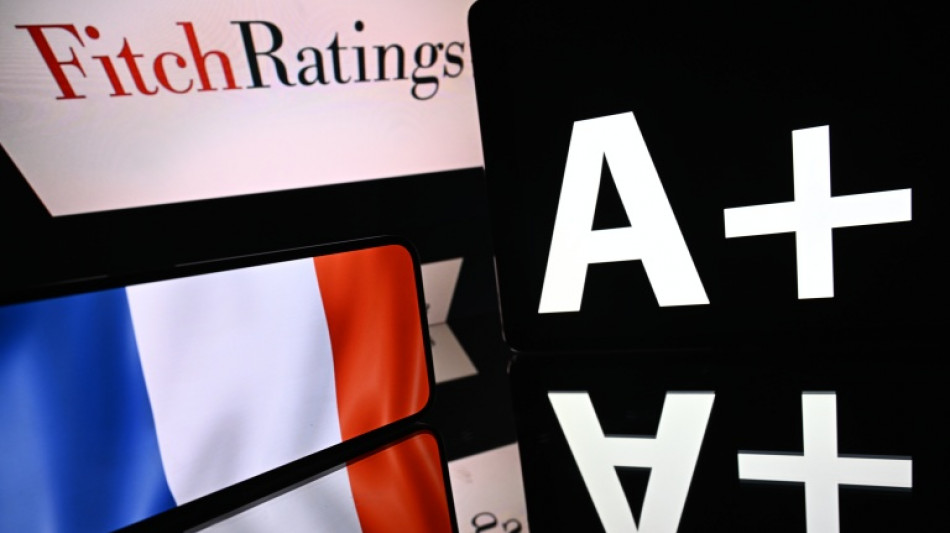 Fitch maintient la note A+ de la France mais abaisse sa perspective