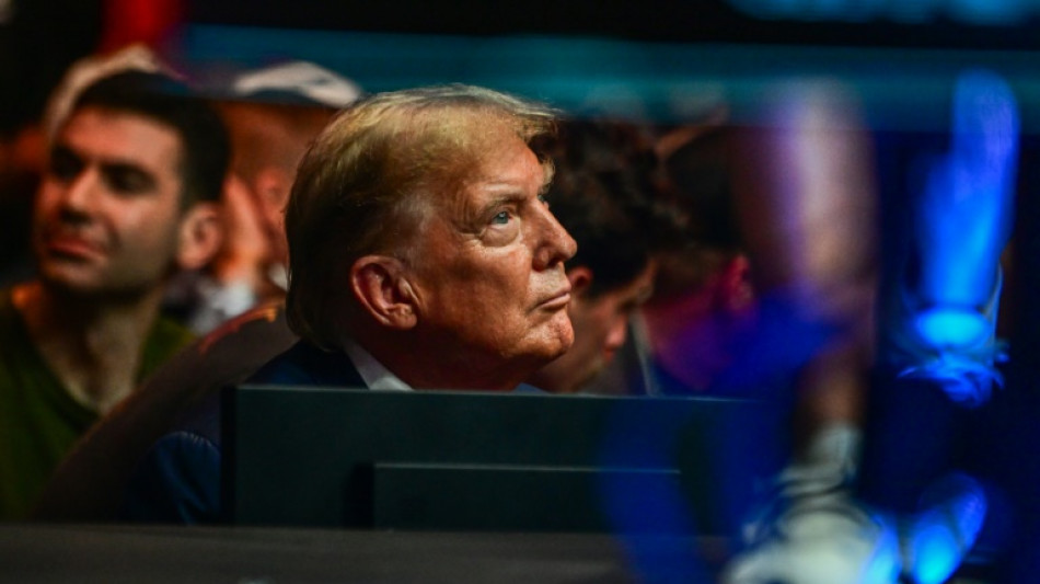 Trump l&egrave;ve 50 millions de dollars, plus que Biden, lors d'une collecte de fonds astronomique