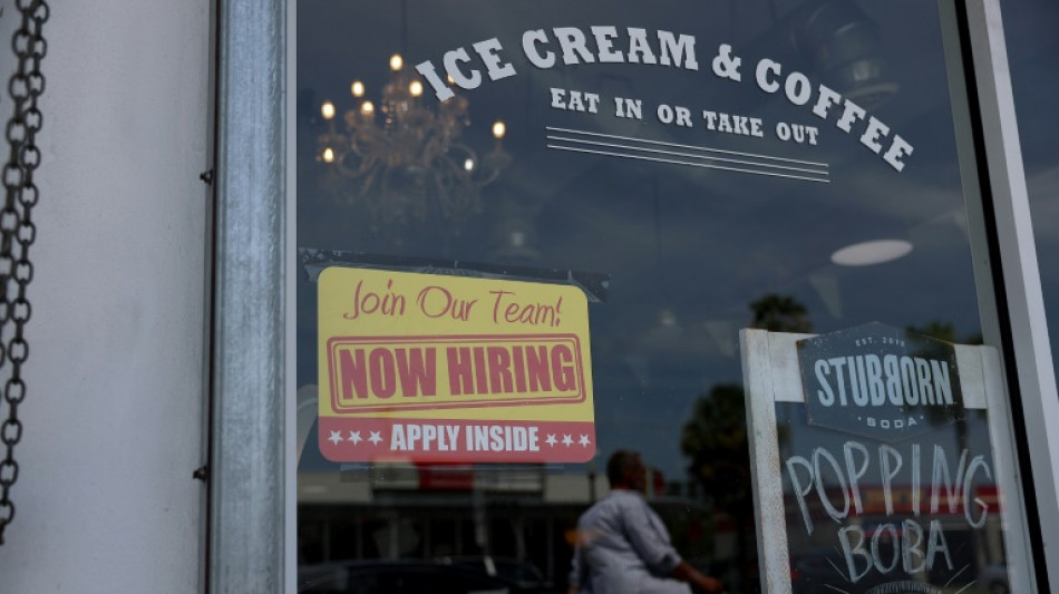 Le march&eacute; du travail reste solide aux Etats-Unis en mai, la hausse des salaires ralentit