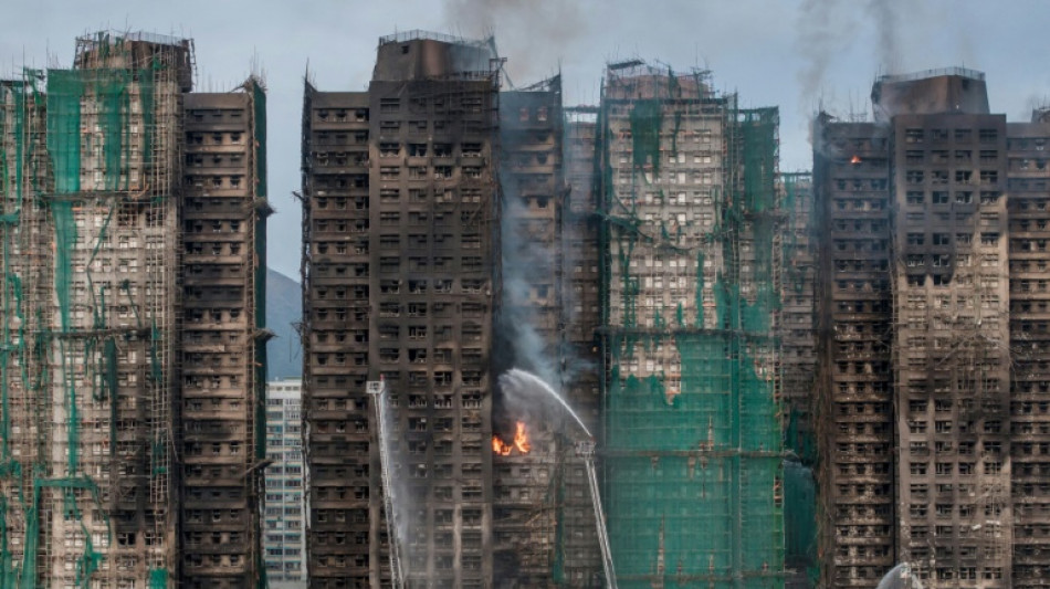Pior inc&ecirc;ndio em d&eacute;cadas deixa ao menos 128 mortos e 8 detidos em Hong Kong