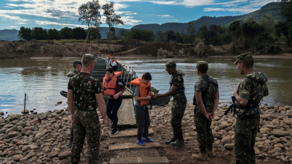 Pasarelas flotantes: la nueva rutina de afectados por cat&aacute;strofe en Brasil