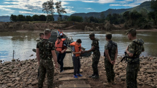 Pasarelas flotantes: la nueva rutina de afectados por cat&aacute;strofe en Brasil