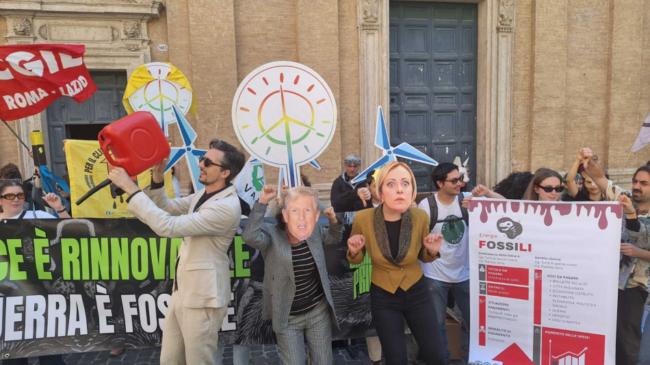 Ong in piazza a Roma, 'pace &egrave; rinnovabile, guerra &egrave; fossile'