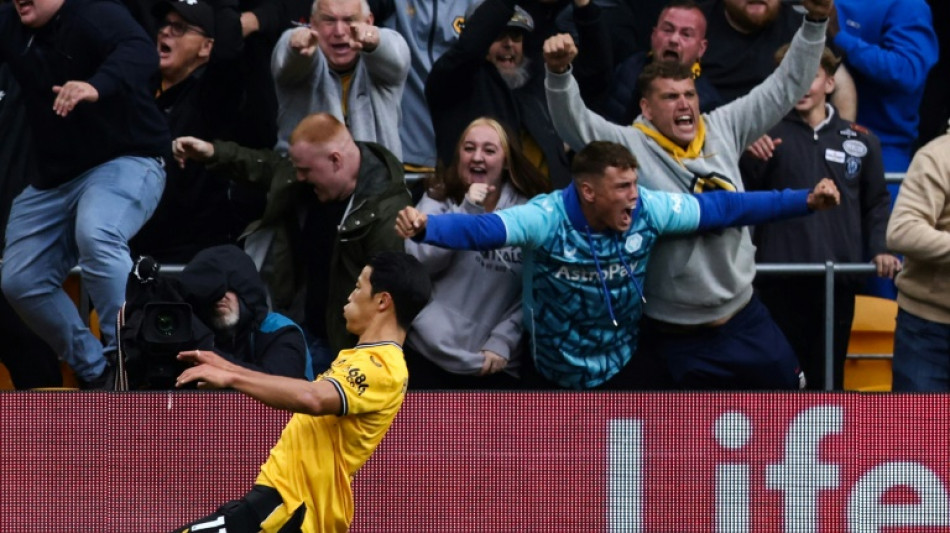Man City shocked by Wolves, Man Utd beaten by Crystal Palace