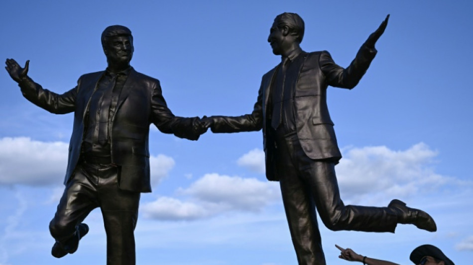 Estátua de Trump e Epstein de mãos dadas é reinstalada perto do Capitólio dos EUA