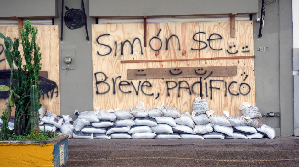 L'uragano Simon verso Mazatl&aacute;n, due vittime in Messico