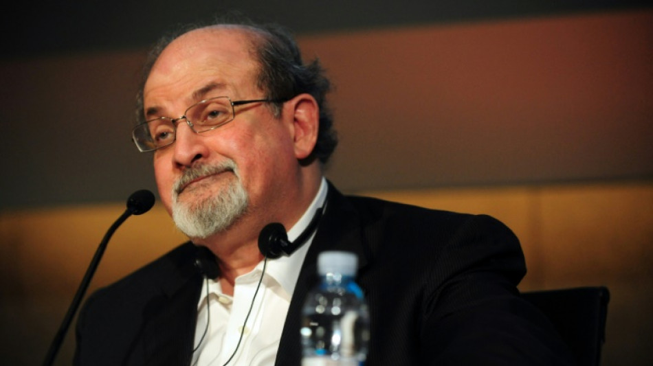 Un vac&iacute;o legal termina con el veto del libro de Salman Rushdie en India