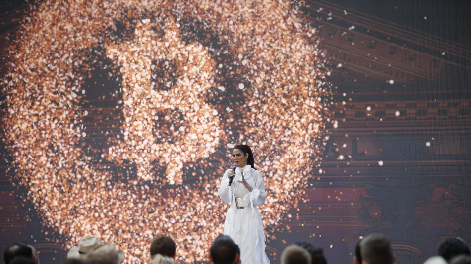 Bitcoin ancora in crisi, scivola a 70.000 dollari