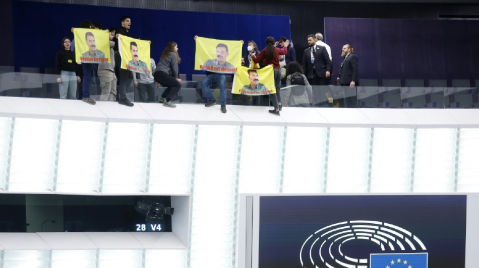 Plenarsaal des EU-Parlaments wegen Protests kurdischer Aktivisten ger&auml;umt