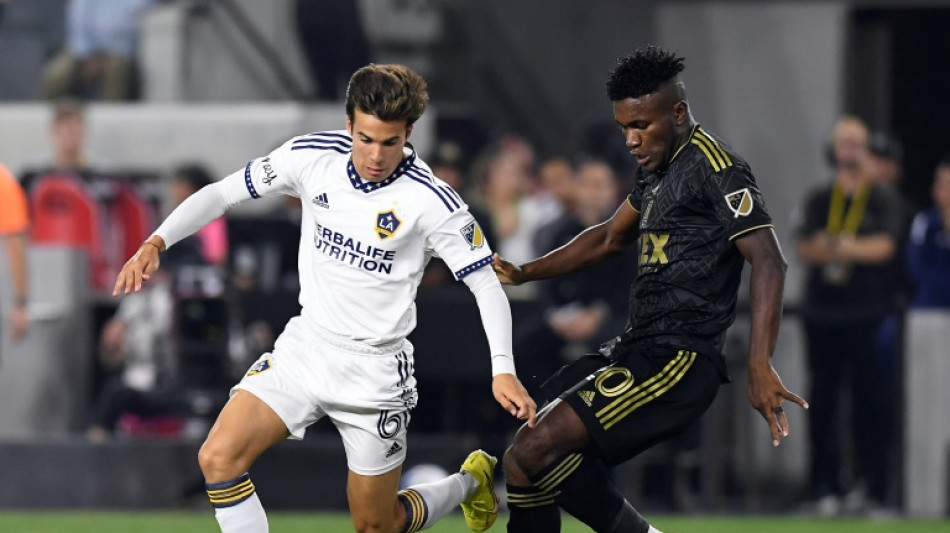Galaxy defeat LAFC in front of MLS record 82,000 crowd