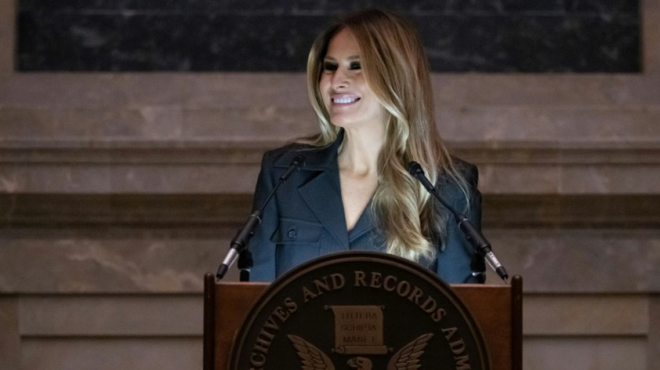 Melania Trump d&aacute; boas-vindas a novos cidad&atilde;os dos EUA