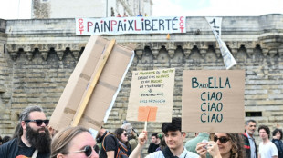 Un grupo de diplom&aacute;ticos publica una petici&oacute;n contra una victoria de la extrema derecha en Francia