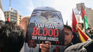 Miles de personas homenajean en Ir&aacute;n a los militares muertos en el ataque de Damasco