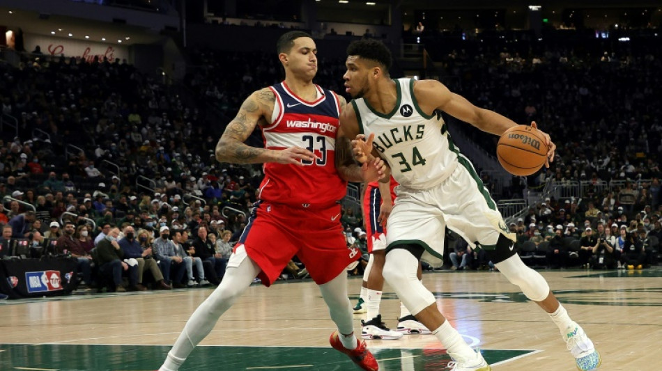 Suns cruise to 11th straight win, Giannis' triple-double powers Bucks