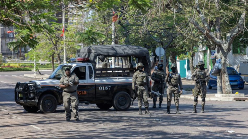 Policiais e manifestantes que rejeitam as elei&ccedil;&otilde;es se enfrentam em Mo&ccedil;ambique
