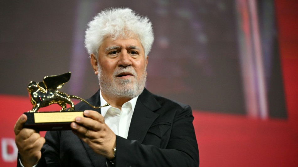 Le&oacute;n de Oro para "La habitaci&oacute;n de al lado" de Pedro Almod&oacute;var