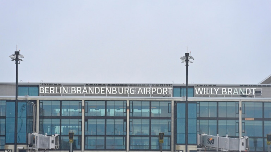 Nach Blockade des Berliner Flughafens f&uuml;nf von sechs Aktivisten wieder frei