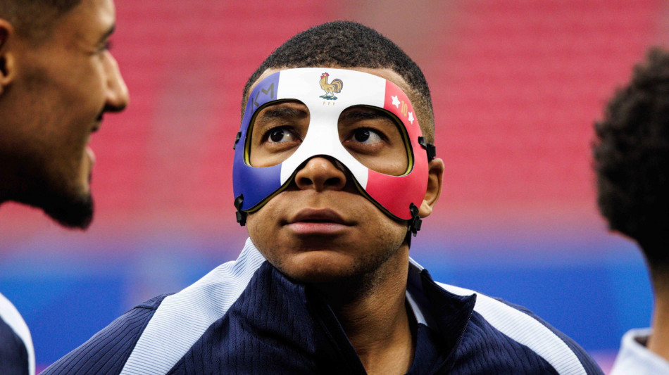 Euro 24: Mbapp&eacute; si allena a parte con maschera alla 'Osimhen'