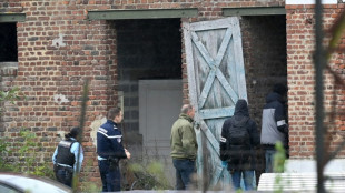 Emotion et interrogations apr&egrave;s le meurtre d'un agent du fisc