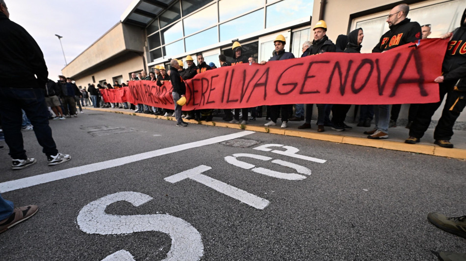 Lavoratori dell'ex Ilva di Cornigliano occupano l'aeroporto di Genova