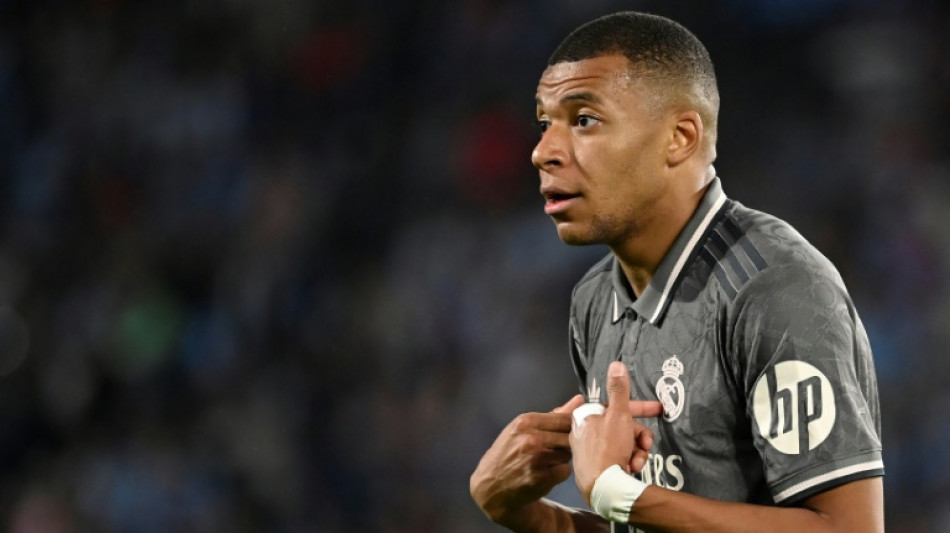 'N&atilde;o &eacute; um centroavante', afirma Benzema sobre Mbapp&eacute;
