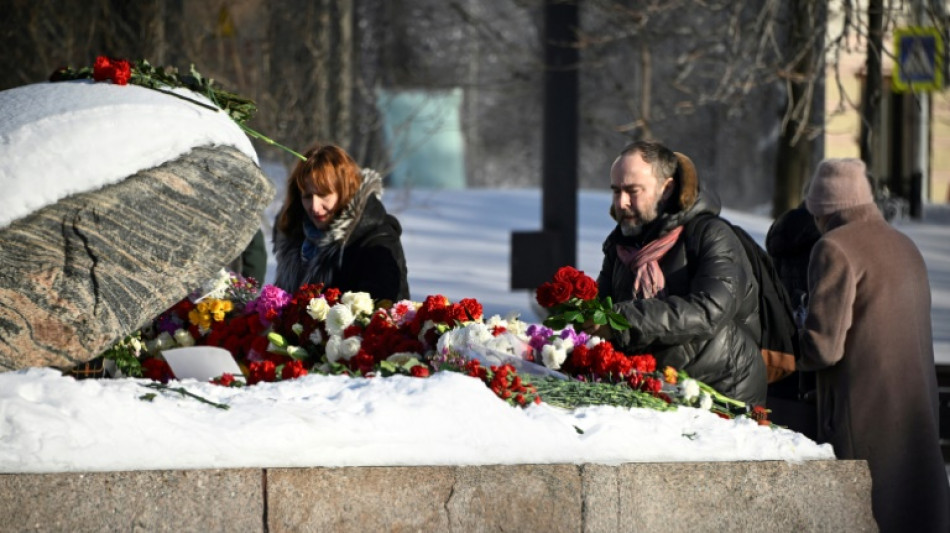 A Moscou, des Russes continuent d'honorer la m&eacute;moire de Navalny