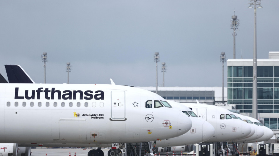 I piloti Lufthansa scioperano anche oggi, centinaia di voli cancellati