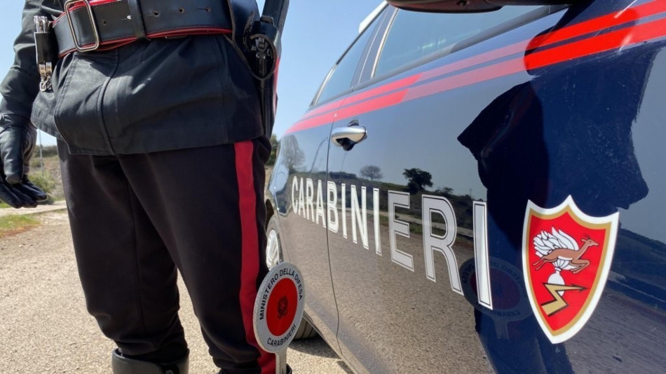 Ragazza accoltellata fuori da un supermercato, &egrave; grave