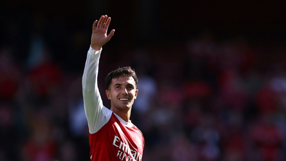 Arsenal vence Nottingham Forest e pula para liderança do Inglês