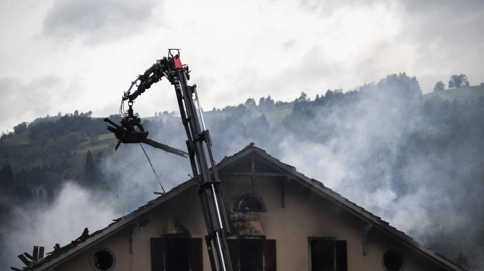 Svizzera, grave incendio a Thusis, disperse cinque persone