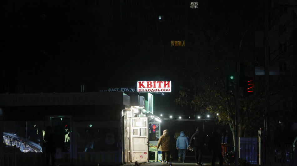 Zelensky, 100 droni e pi&ugrave; di 90 missili su siti energia
